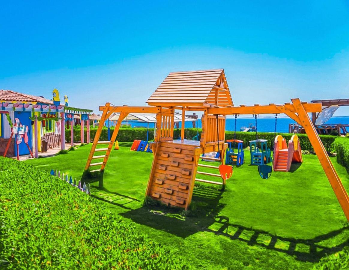 Charmillion Club Resort Sharm El-Sheikh Exterior foto Playground at the resort