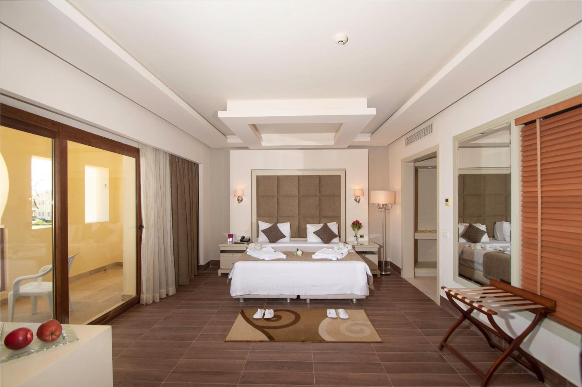 Charmillion Club Resort Sharm El-Sheikh Habitación foto A bedroom at the Taj Bengal