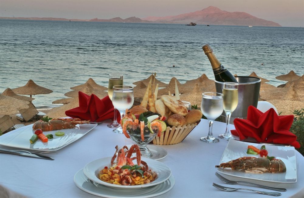 Charmillion Club Resort Sharm El-Sheikh Exterior foto A meal at a beach resort